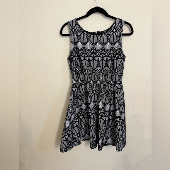 Want and Need Black & White Lace Look Stretch Fit & Flare LBD Party Dress Size M - Picture 1 of 8